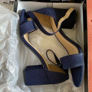 Never worn navy Chinese Laundry Jody size 7